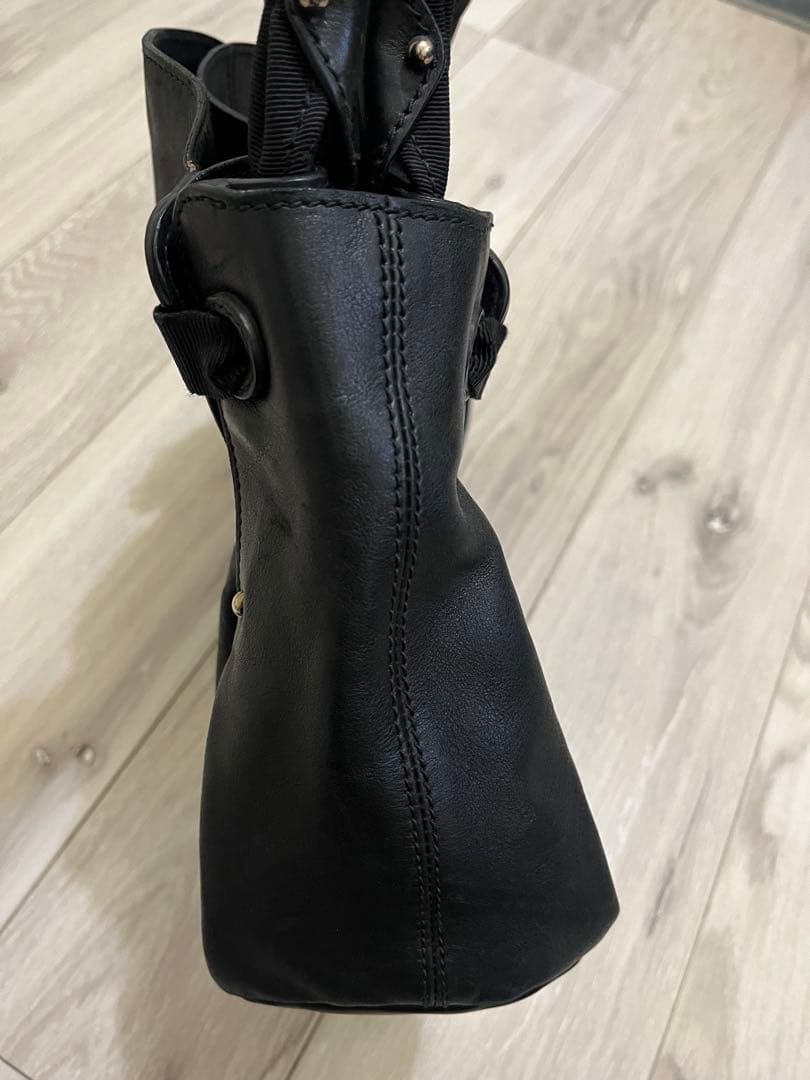 フェラガモ　リボン付きブラックレザートートバッグ