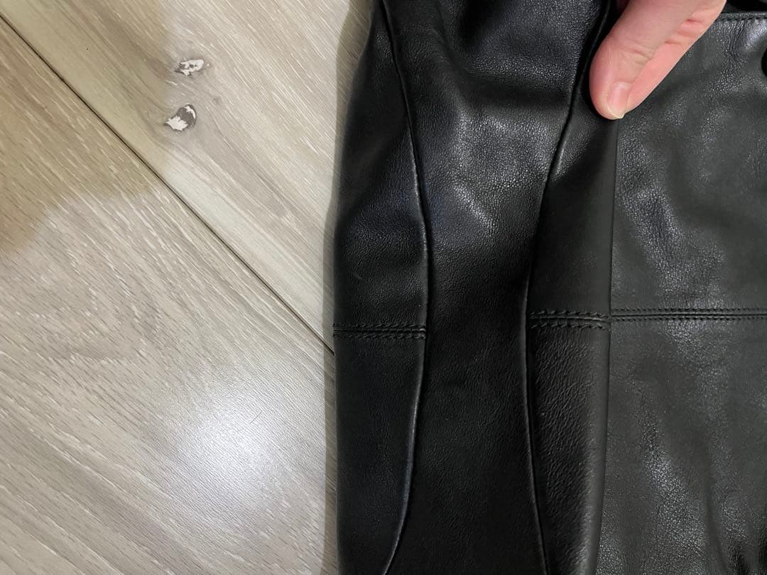 フェラガモ　リボン付きブラックレザートートバッグ