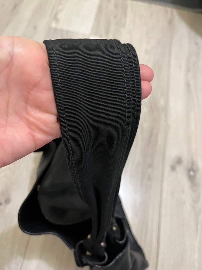 フェラガモ　リボン付きブラックレザートートバッグ