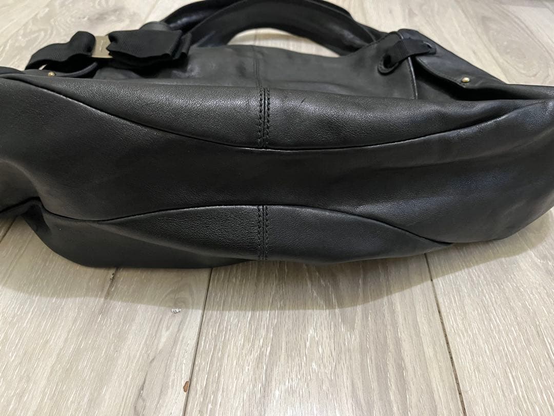 フェラガモ　リボン付きブラックレザートートバッグ