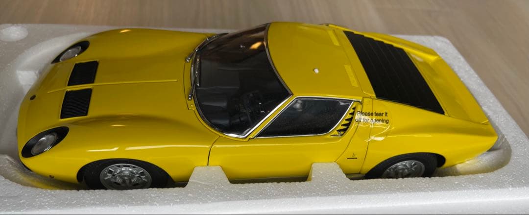 絶版新品　オートアート1/18 ランボルギーニ　ミウラP400SV イエロー