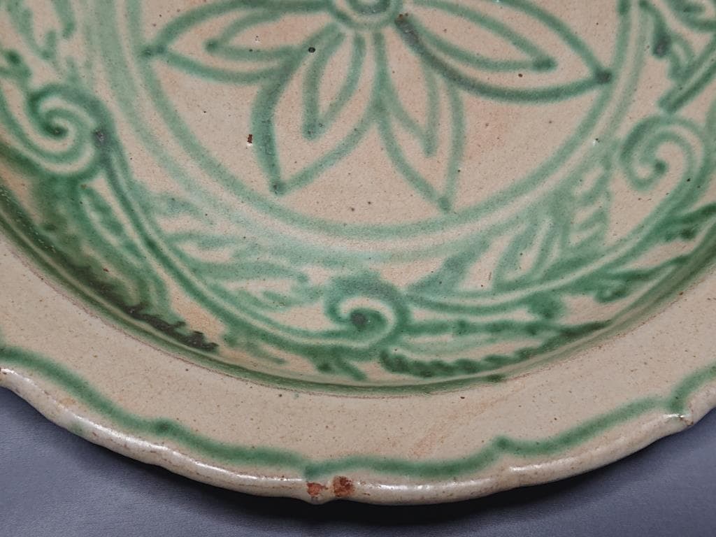 コレクター収集　ミャンマー　白濁緑釉　絵草花文　輪花大皿　15～16世紀