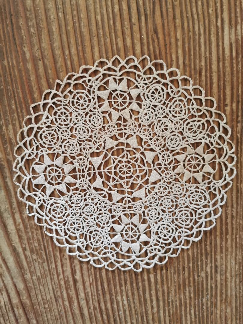 アンティーク レティセラレース 線状のニードルワーク プントインアリアドイリー