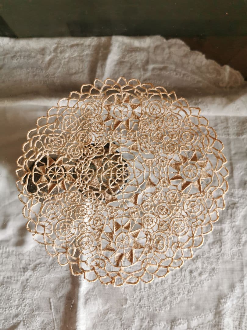 アンティーク レティセラレース 線状のニードルワーク プントインアリアドイリー