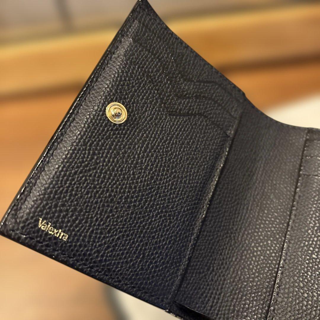 モリモツ　美品　ヴァレクストラ Valextra 小銭入れ付き財布６カード