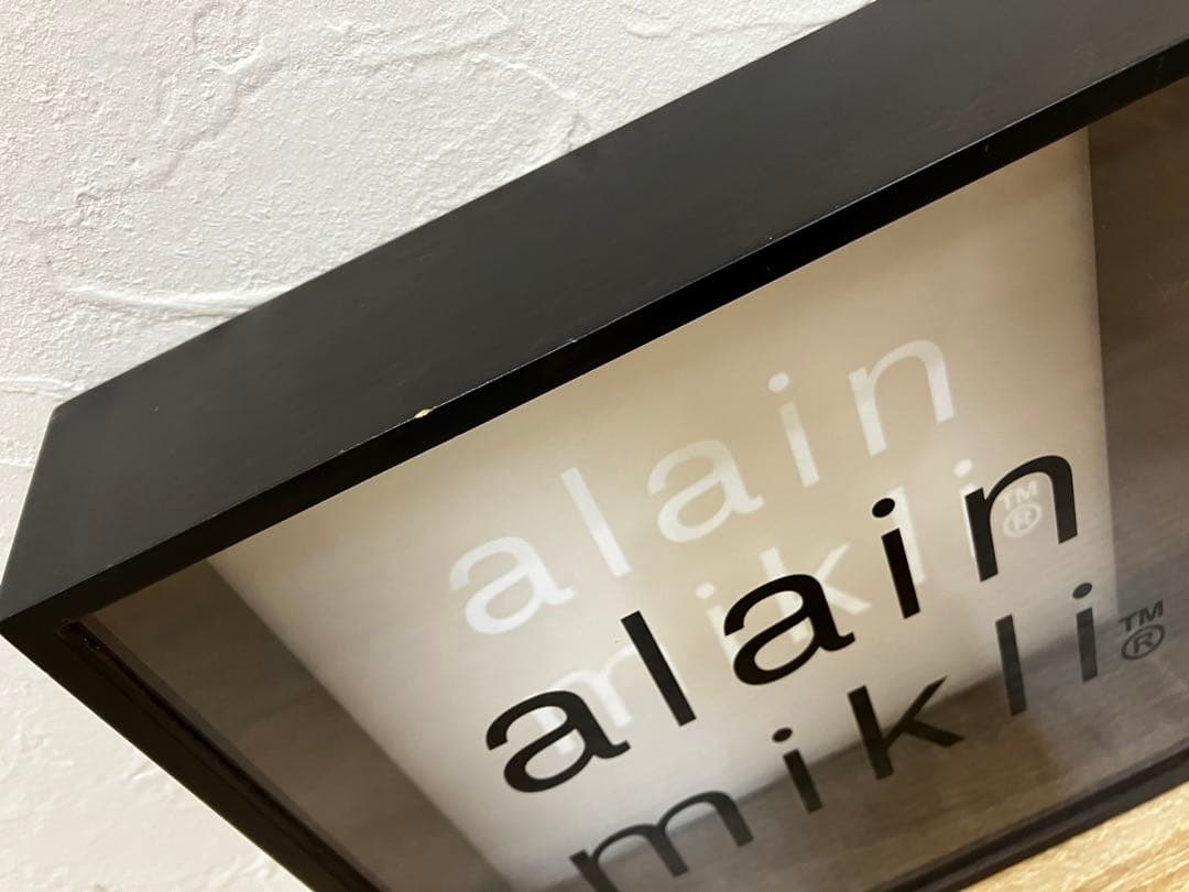alainmikli アランミクリ ブランド ロゴ ディスプレイ