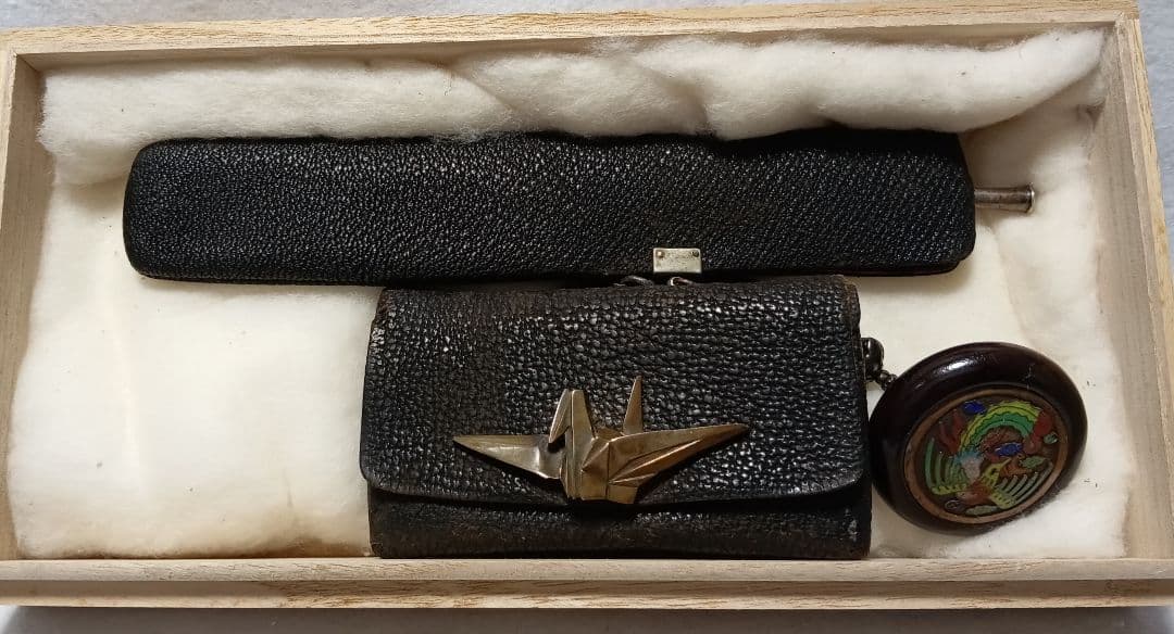 「鳳凰の図 七宝 鏡蓋 饅頭 根付」「折鶴 前金具」 煙草入 銀煙管有 江戸時代