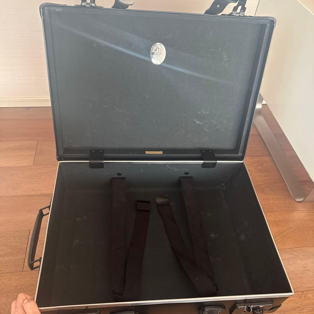 グローブトロッターブラックキャリーケース 2輪キャスター付き