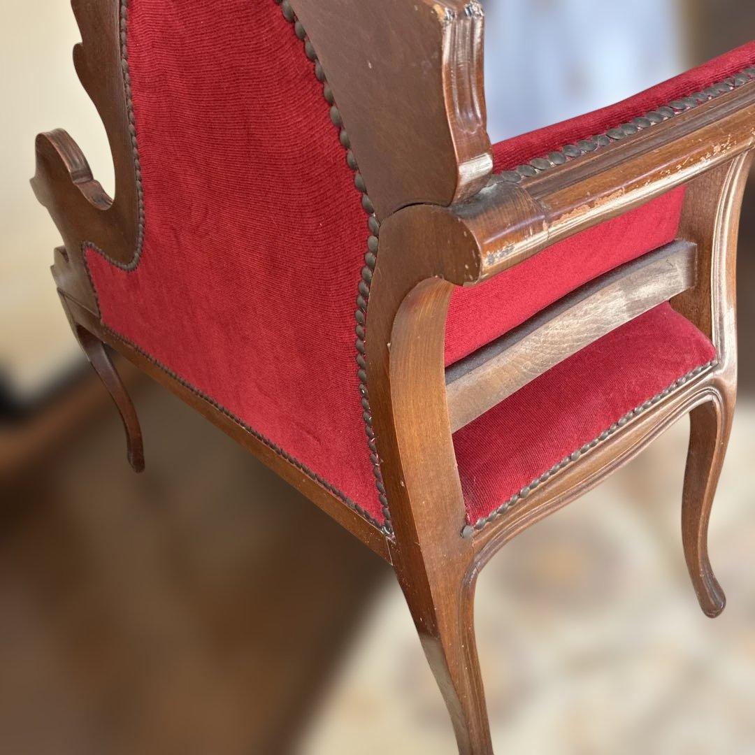 貓脚 クラシック 赤い布張りソファ