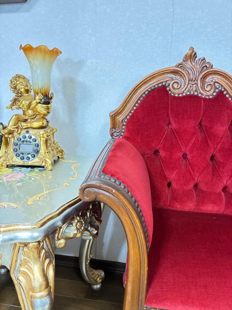 貓脚 クラシック 赤い布張りソファ