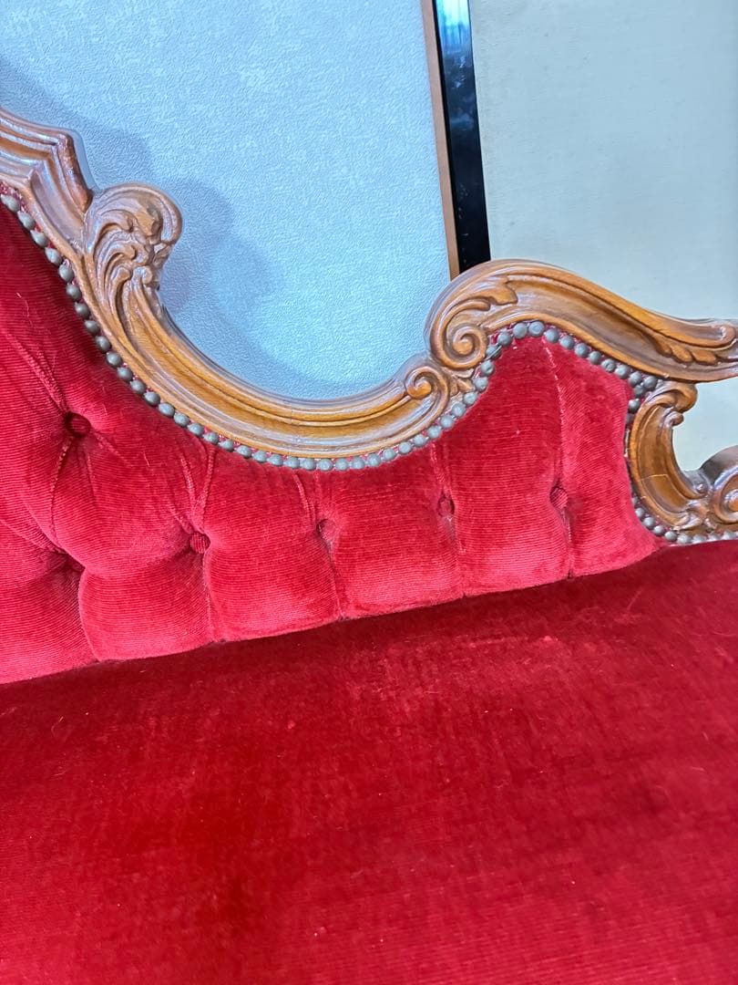 貓脚 クラシック 赤い布張りソファ