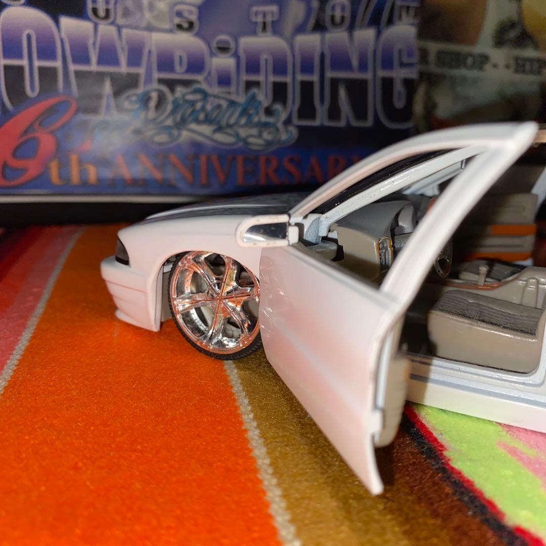 DUBシェビーインパラ　ミニカー　１／２４　色ホワイト