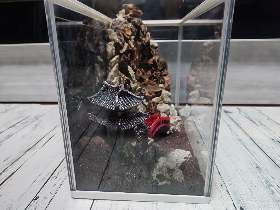 滝が流れる水槽レイアウト 日本庭園風 橋付き