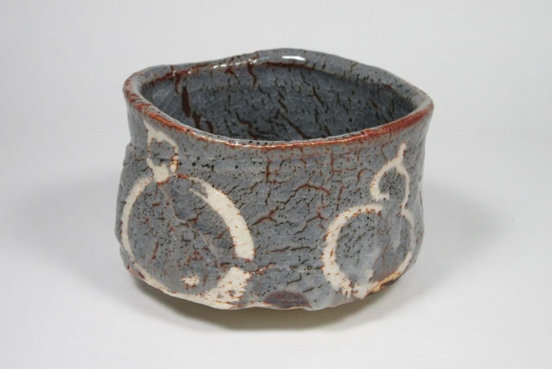 希少品！【若尾利貞】鼠志野茶碗（共箱、仕覆、陶歴書）。