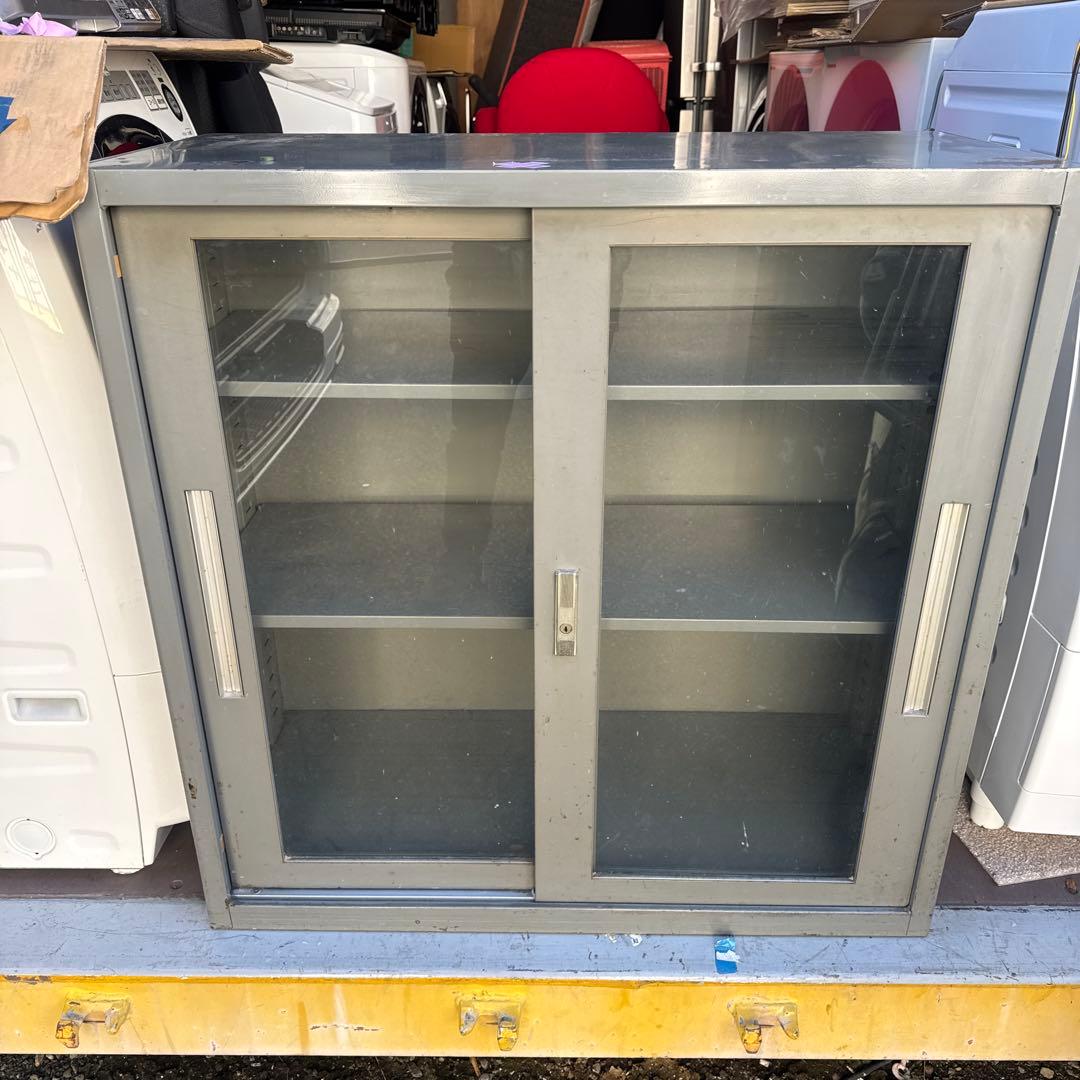 グレー金属製ガラス扉キャビネット　直接配送及び引き取りのみ