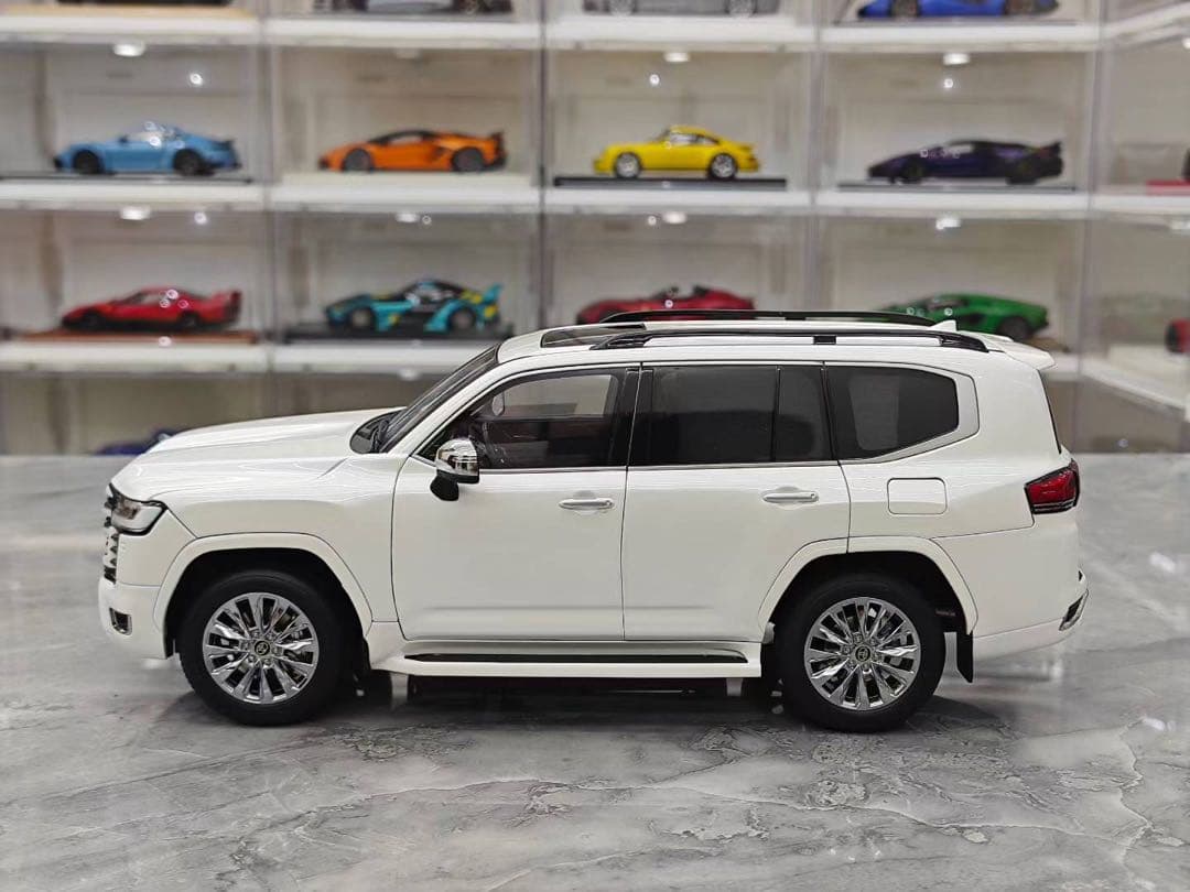 新発売 LCD 1/18 トヨタ ランドクルーザー 全開閉 ミニカー ホワイト