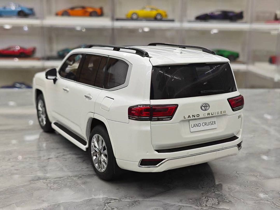 新発売 LCD 1/18 トヨタ ランドクルーザー 全開閉 ミニカー ホワイト