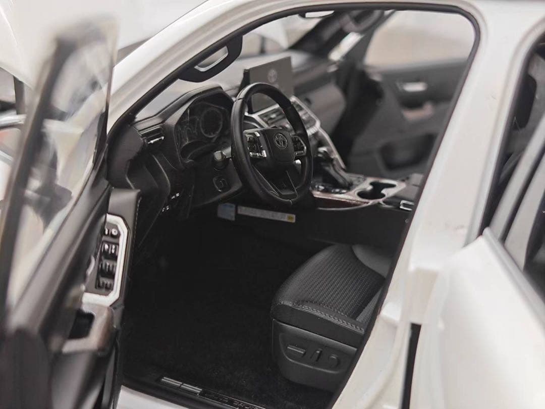 新発売 LCD 1/18 トヨタ ランドクルーザー 全開閉 ミニカー ホワイト