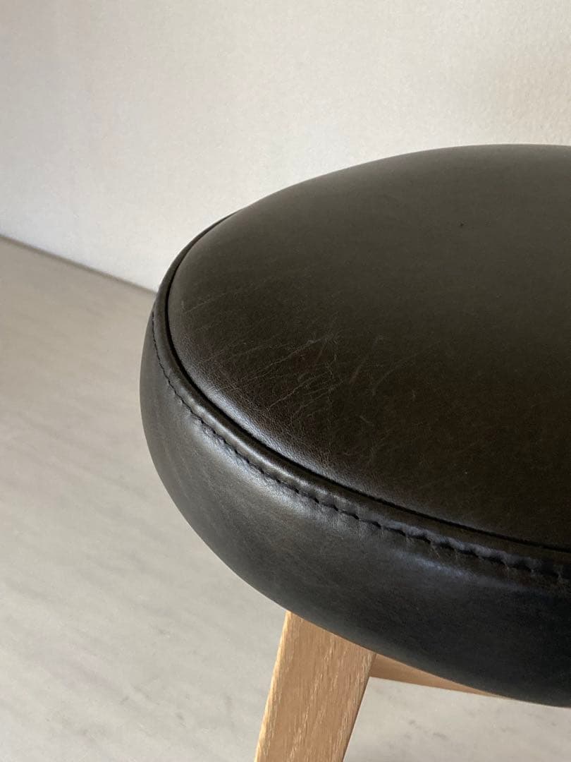 古い木製スツール サラサデザイン b2c オイルドレザー