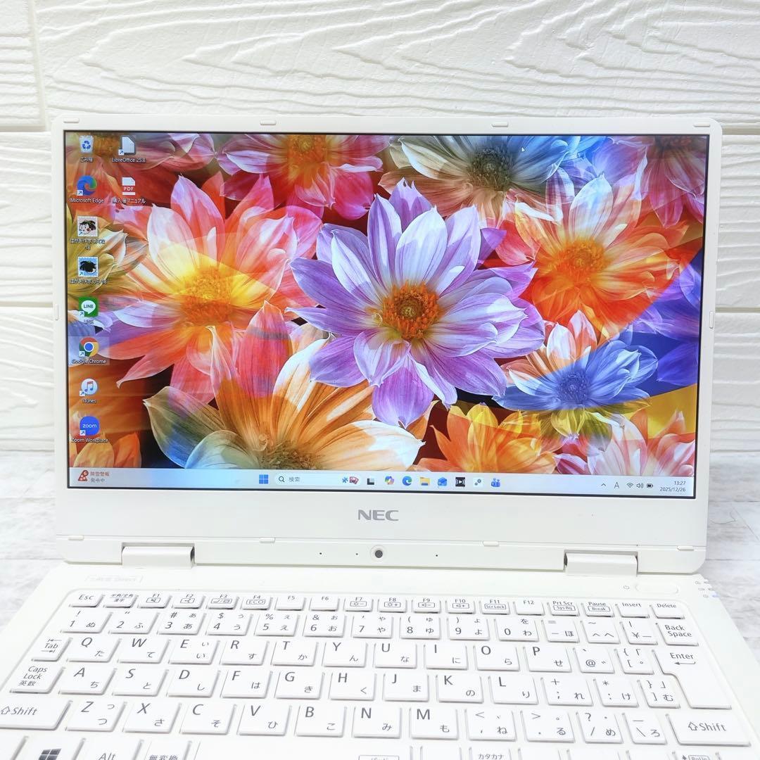 美品✨薄型軽量✨持ち運びに‼️ノートパソコン✨SSD カメラ フルHD A4