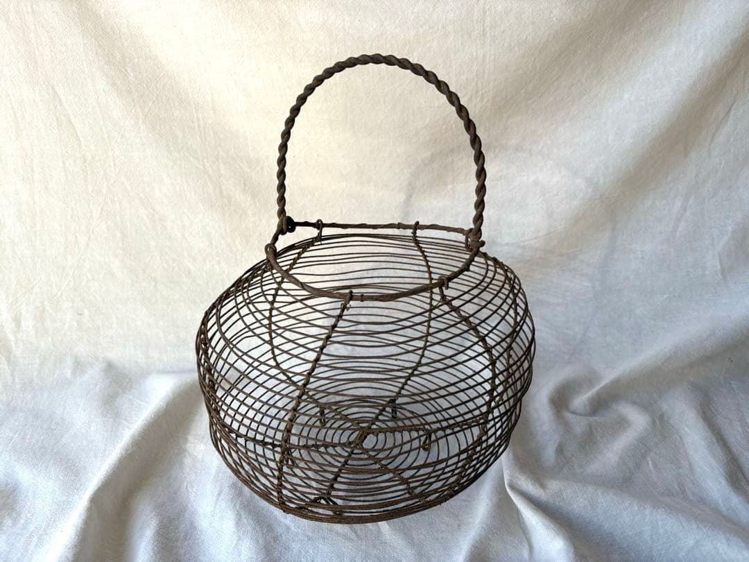 フランスアンティーク　ワイヤーバスケット　卵入れ　ガーデニング