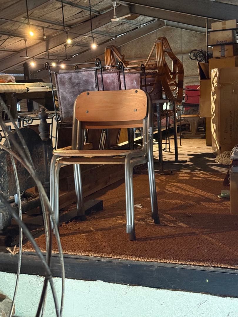 学校の椅子 1／２