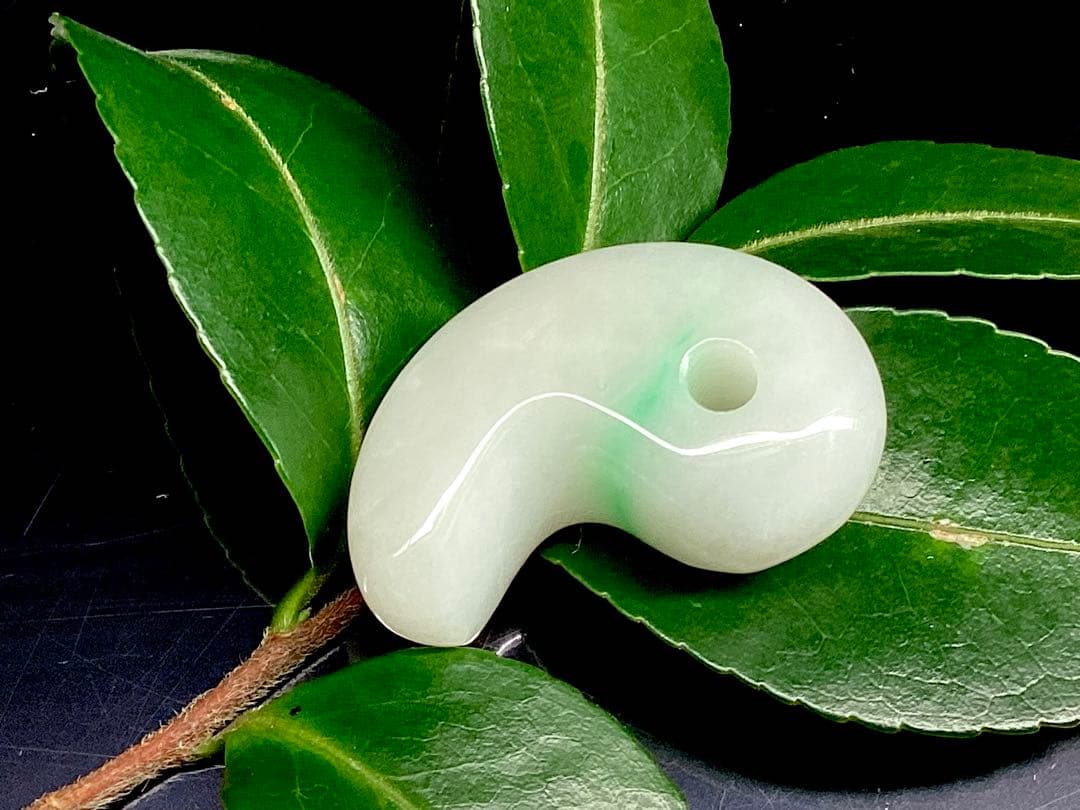 ✳業者様へ‼️premiumシリーズ　糸魚川翡翠勾玉　鑑別書無しの最安値　本物を‼️