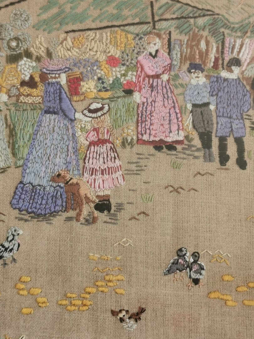 アンティーク ニードルポイント刺繍 ガラス額装 マルシェ 朝市の賑わい 犬 小鳥
