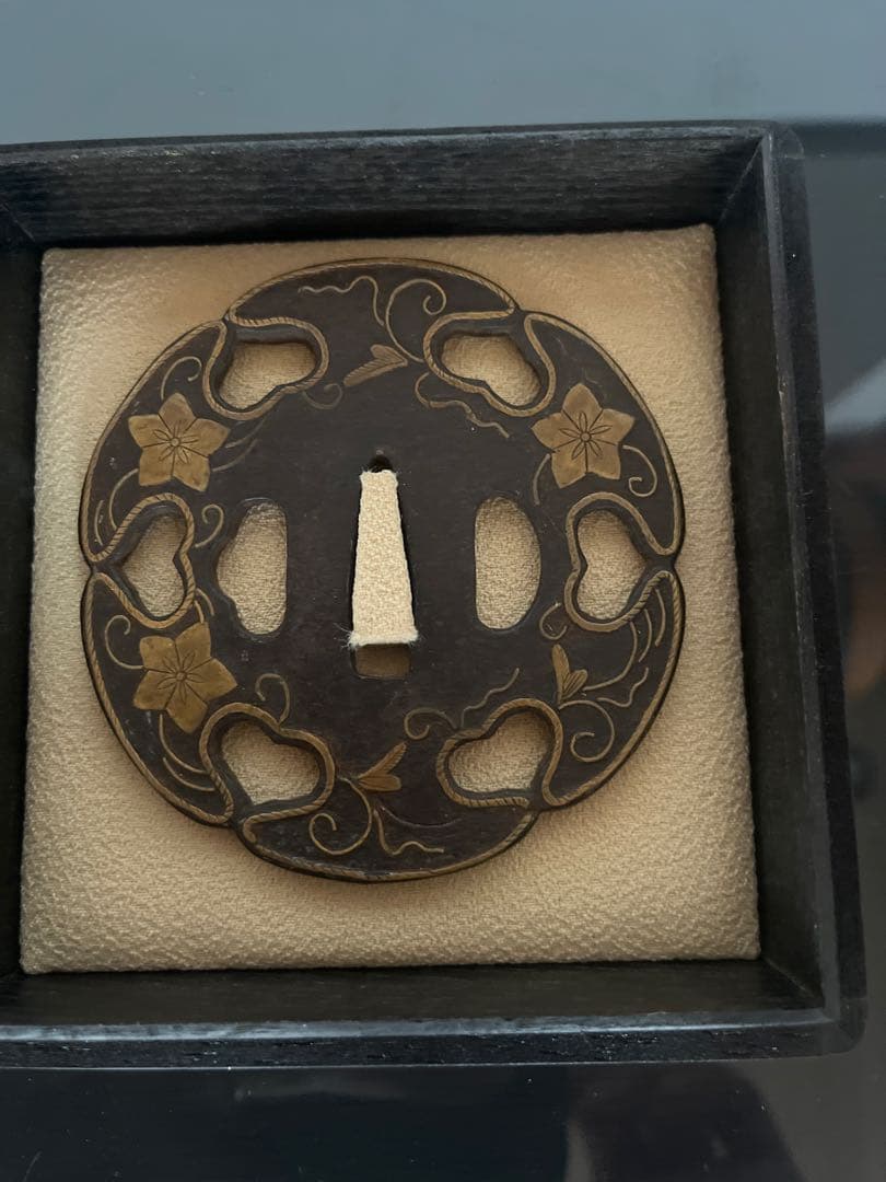 鉄地・金象嵌 花文様 透かし鍔（古美術風／骨董風）