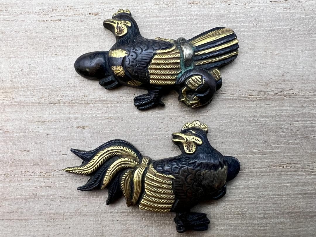 【海】江戸明治金工　鶏親子　手彫　目貫一体　銅製鍍金　骨董品　専用箱付