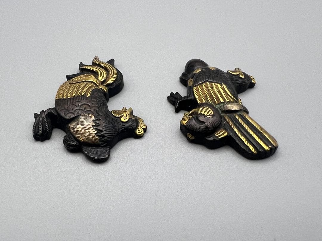 【海】江戸明治金工　鶏親子　手彫　目貫一体　銅製鍍金　骨董品　専用箱付
