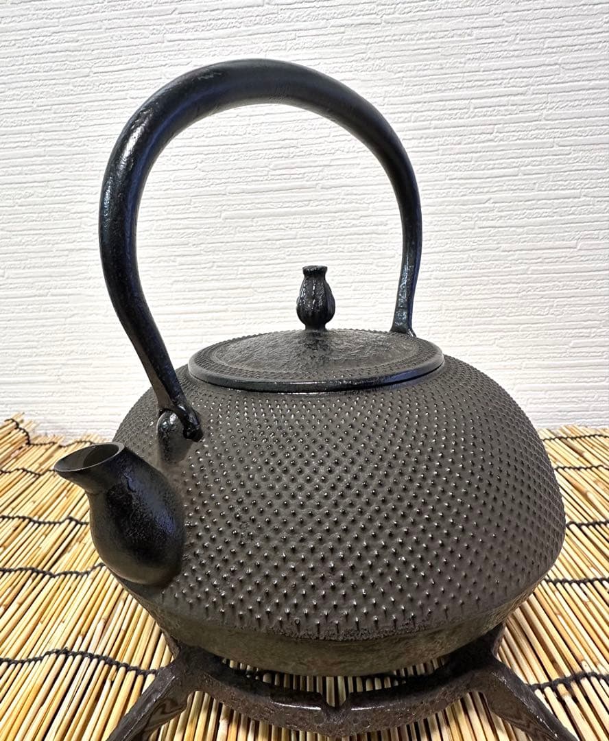 未使用、供箱付　南部秀山堂南部伝統工芸士 佐藤 勝弘造アラレ 南部鉄瓶 南部鉄器
