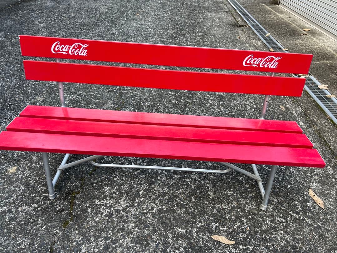 Coca-Cola ロゴ入り赤いベンチ
