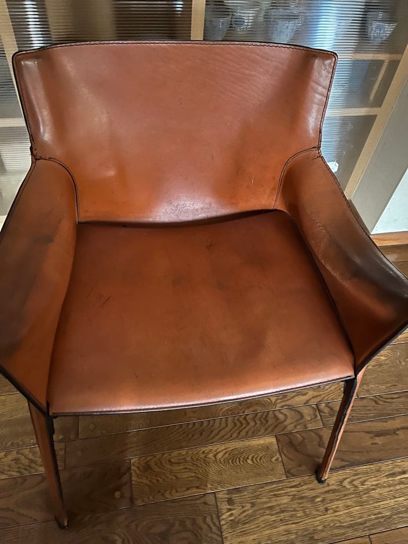 カッシーナのラウンジアームチェア、スチールフレームを本革で包む。ビンテージ品。