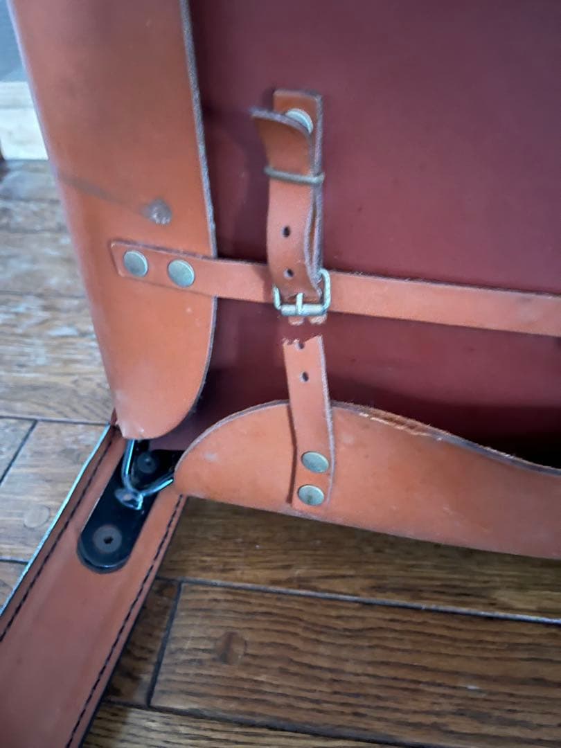 カッシーナのラウンジアームチェア、スチールフレームを本革で包む。ビンテージ品。