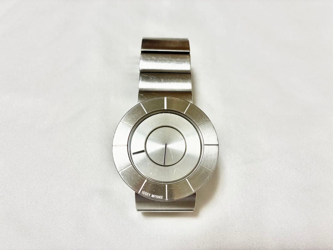 イッセイミヤケISSEY MIYAKE腕時計ＴＯ吉岡徳仁デザイン シルバー