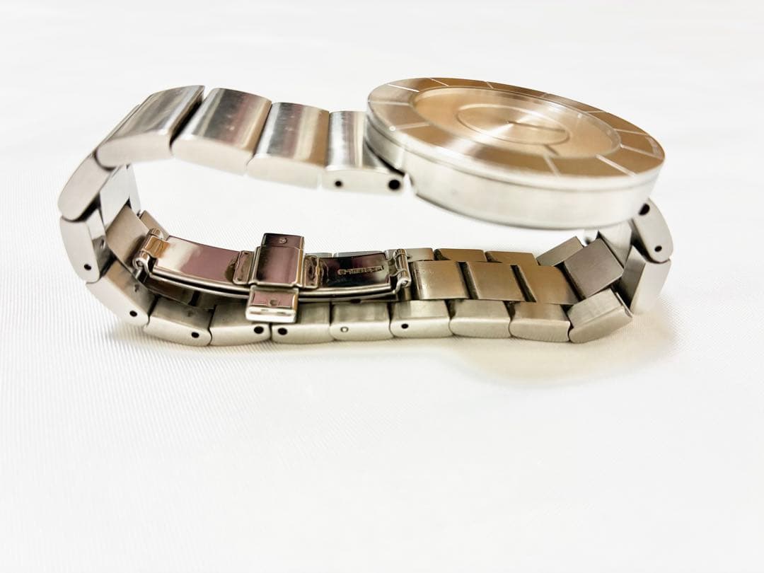 イッセイミヤケISSEY MIYAKE腕時計ＴＯ吉岡徳仁デザイン シルバー