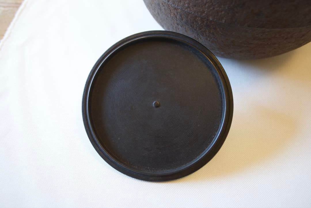 侘びと雅をたたえる銘釜 忠三郎 作 × 東玉堂箱書付　侘びを纏う上質な茶釜