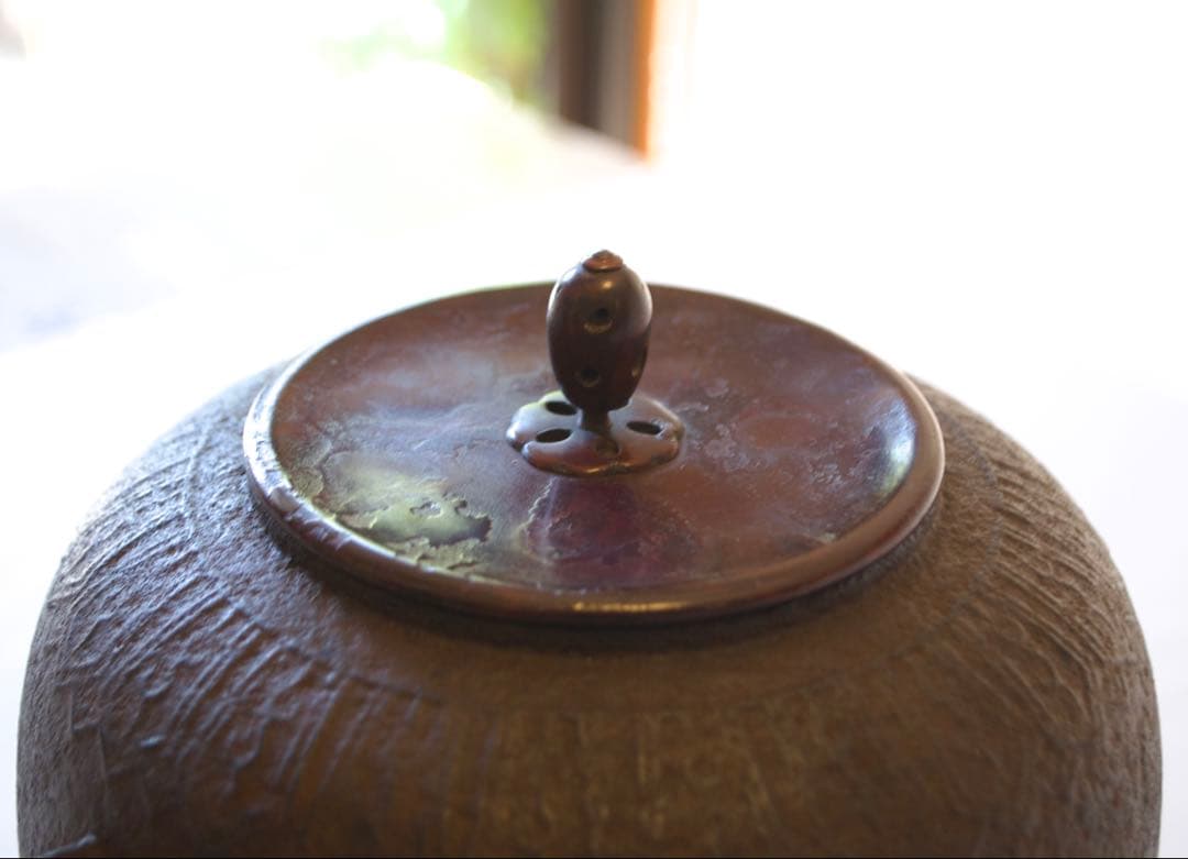 侘びと雅をたたえる銘釜 忠三郎 作 × 東玉堂箱書付　侘びを纏う上質な茶釜