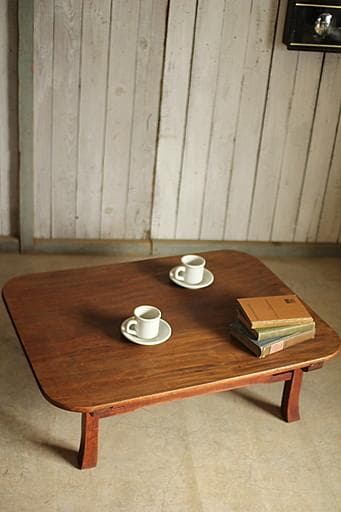 古い木製無垢材のテーブル