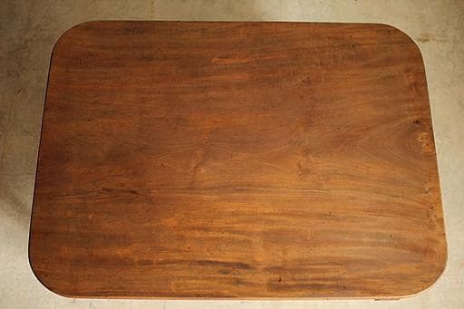 古い木製無垢材のテーブル