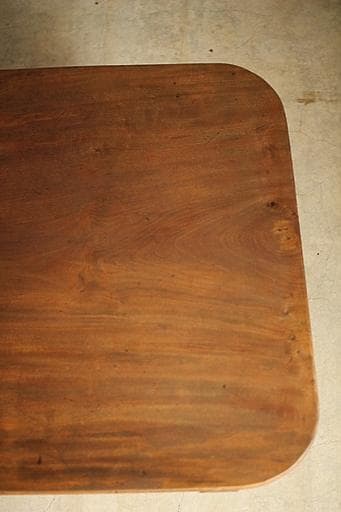 古い木製無垢材のテーブル