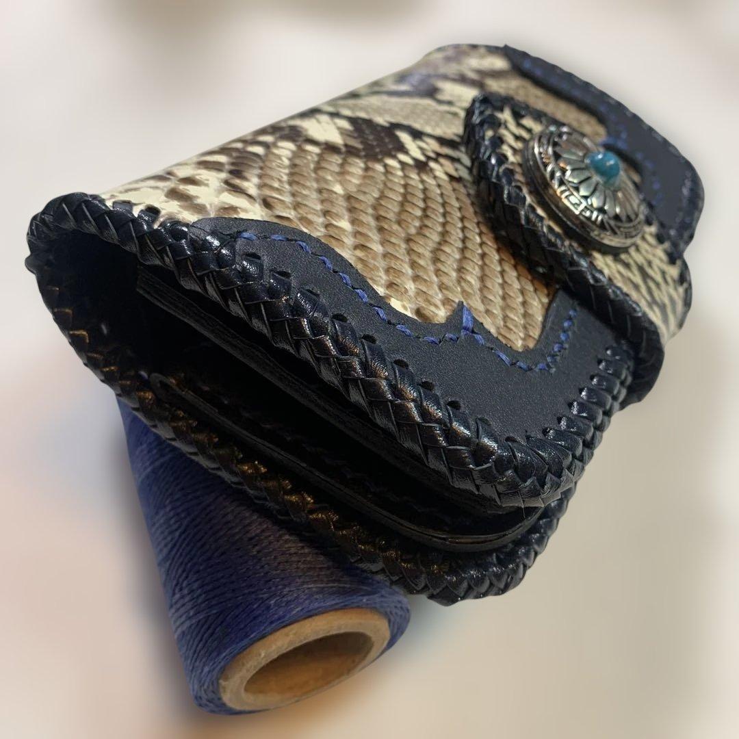 ハンドメイドレザークラフトダイヤモンドパイソンミドルウォレット牛レース編紺色