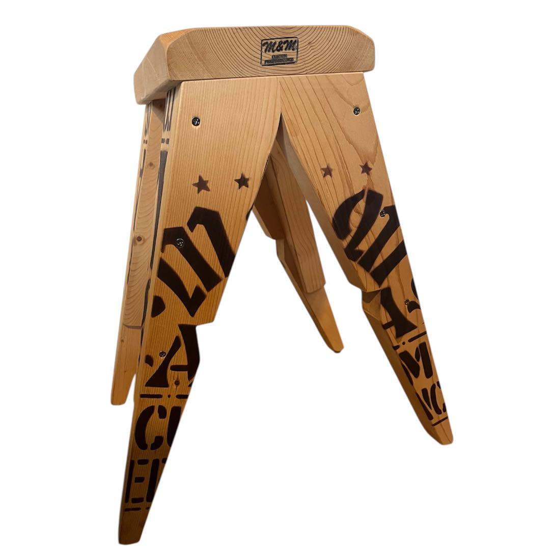 M&M CUSTOM PERFORMANCE FURNITUREロゴ入りスツール