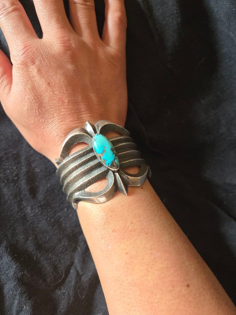 ♦ナバホ族♦ケビンヤジー　トゥファーキャストバングル