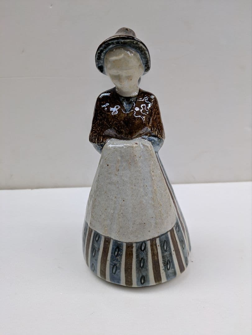ビング＆グロンダールの大きなヴィンテージ磁器の置物 - 民族衣装を着た女性