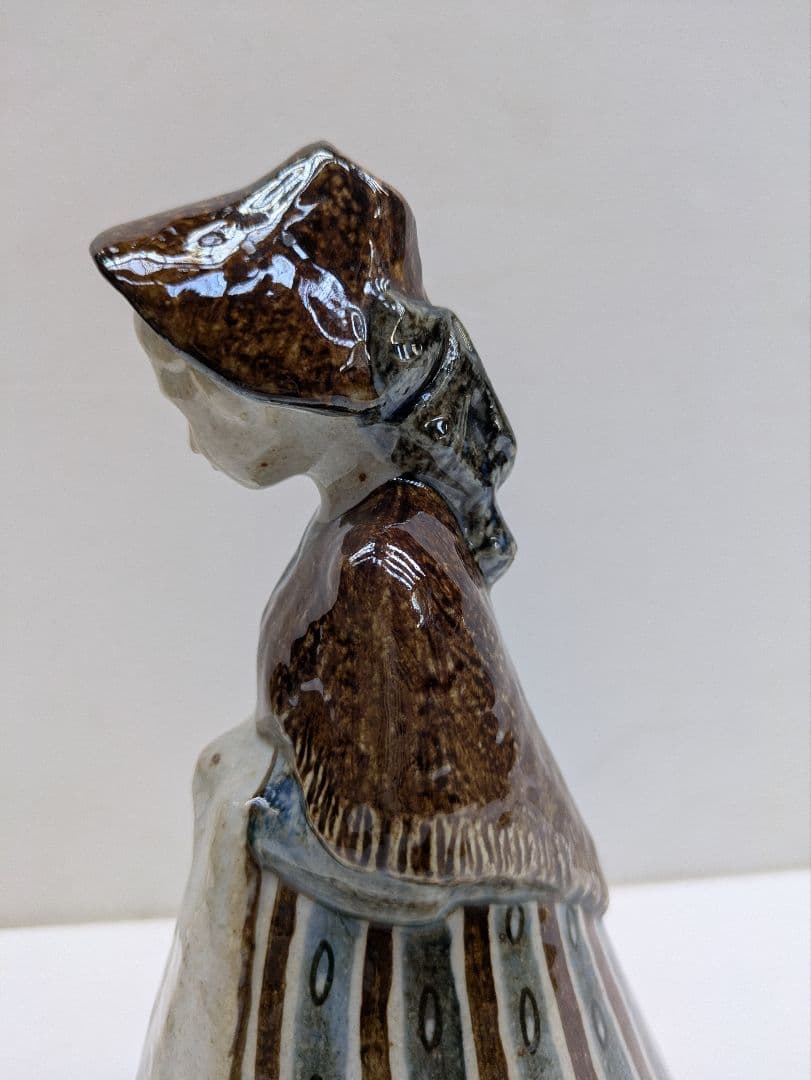 ビング＆グロンダールの大きなヴィンテージ磁器の置物 - 民族衣装を着た女性