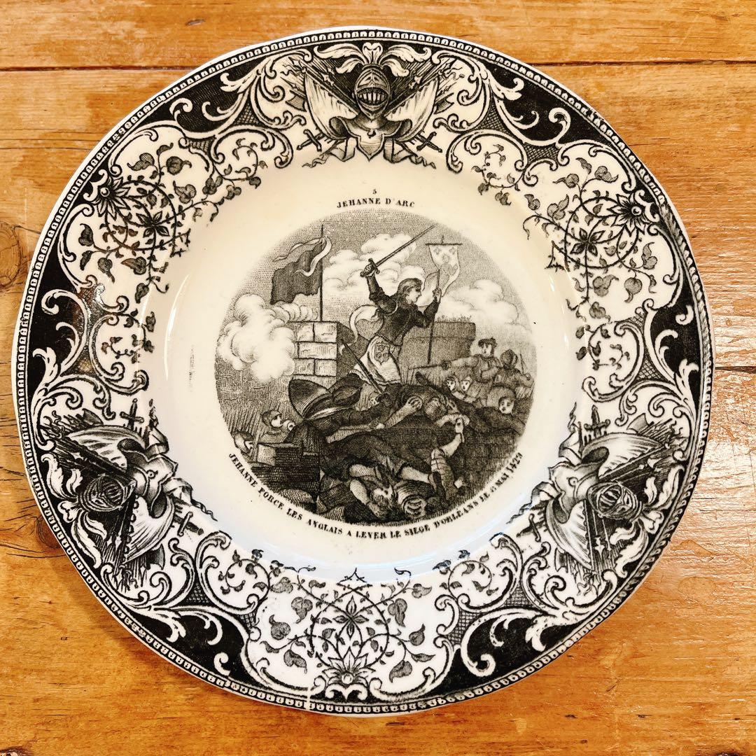 B クレイユエモントロー　ジャンヌダルクのデザートプレート