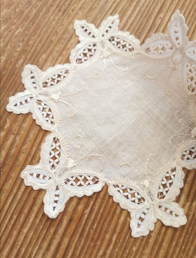アンティーク シルク イタリア/イギリス 美しいバタフライ刺繍 星花型ドイリー