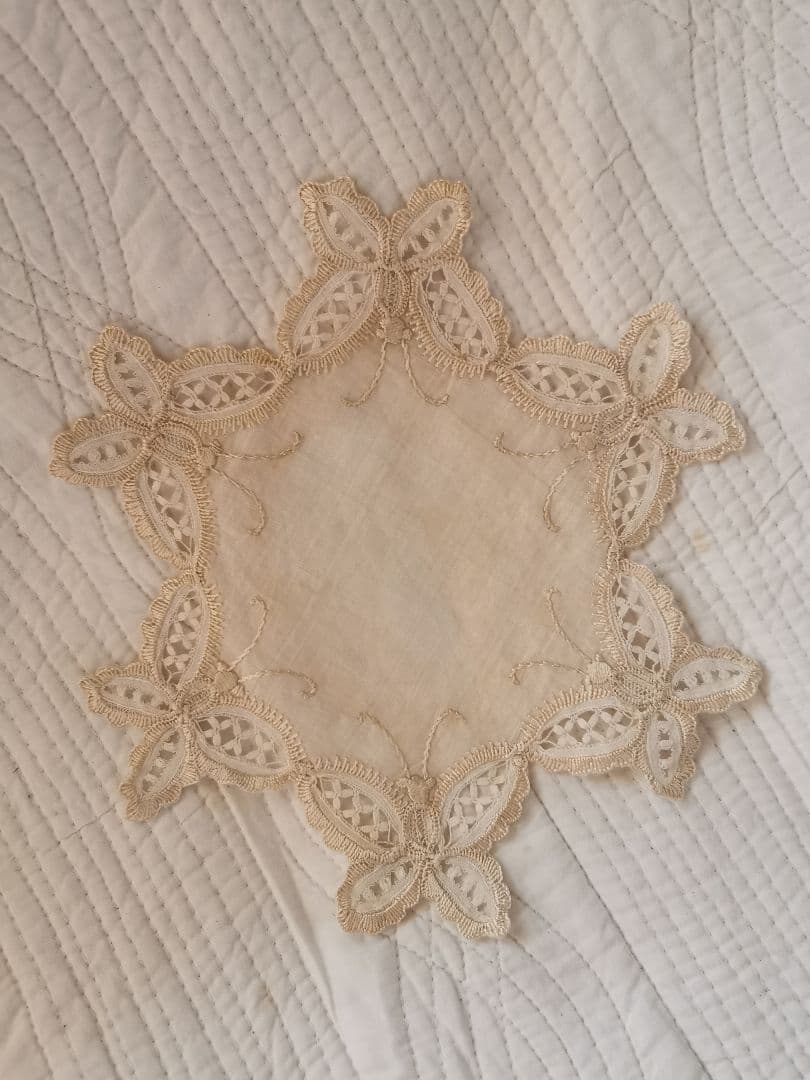 アンティーク シルク イタリア/イギリス 美しいバタフライ刺繍 星花型ドイリー